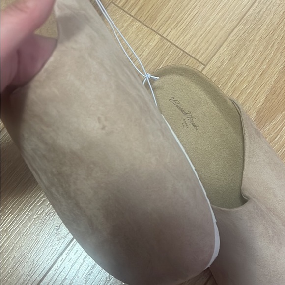 UNIVERSAL THREADS flats - Picture 2 of 3